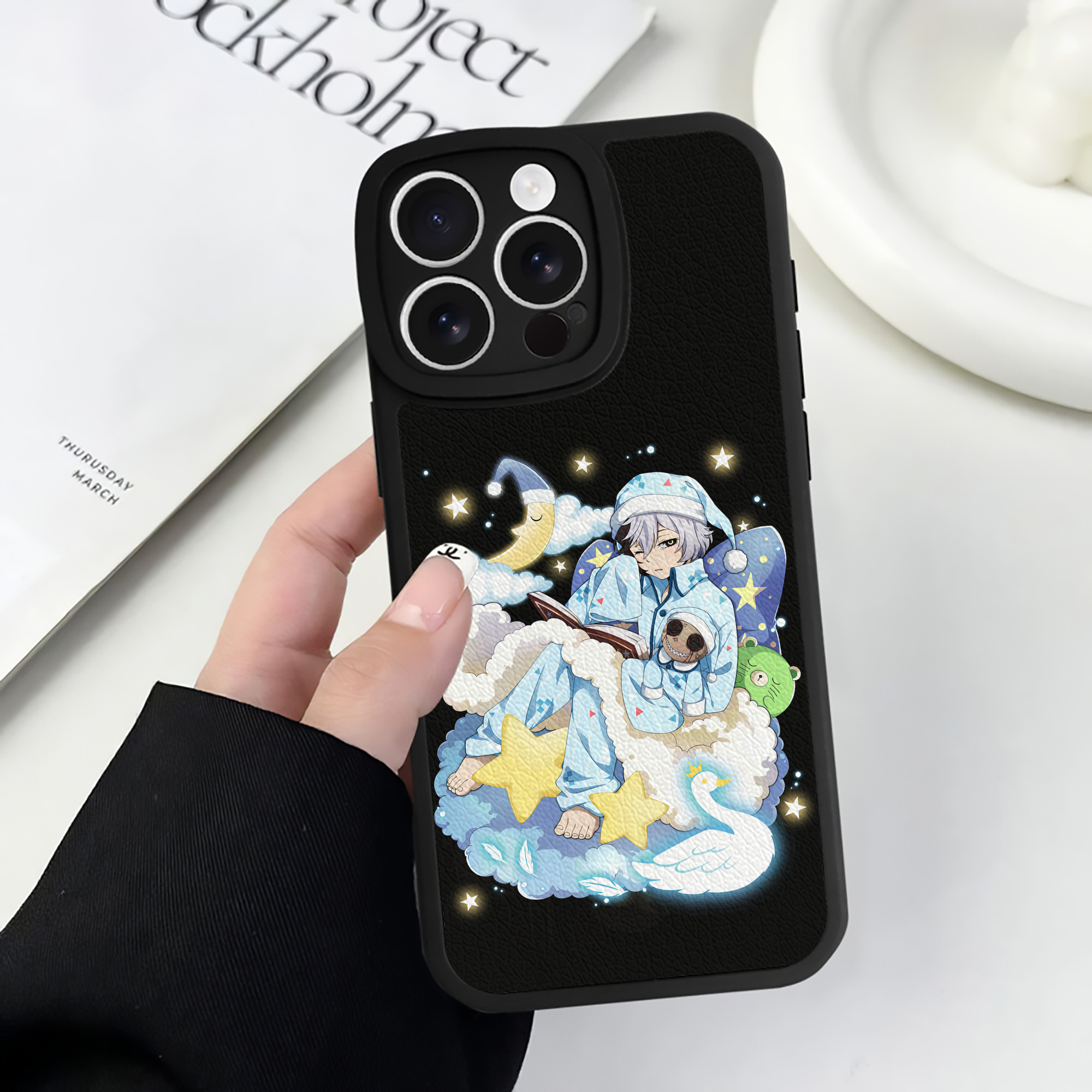 （画像用） 文豪ストレイドッグス Bungo Stray Dogs 【iPhone 16シリーズ対応】シリコンスマホケース（レザー調） 材質：シリコン